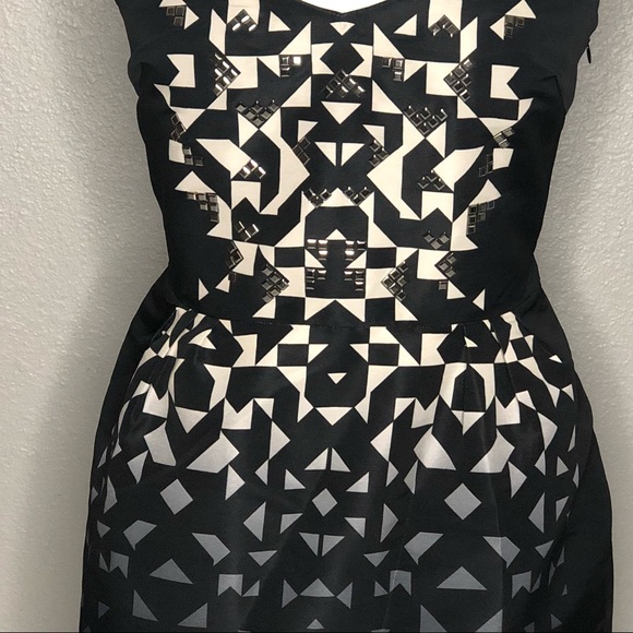 🧵Urban Outfitters Strapless Geometric Print Dress - Picture 3 of 8